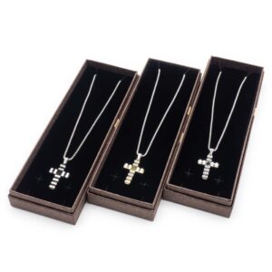 Collana in acciaio con pendente a croce
