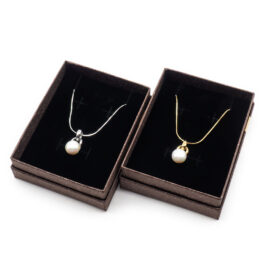 Collana girocollo con ciondolo a perla