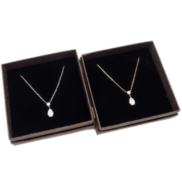 Collana girocollo in acciaio con ciondolo sogg. Goccia