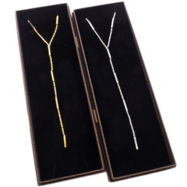 Collana lunga con barretta, finitura oro e argento assortite