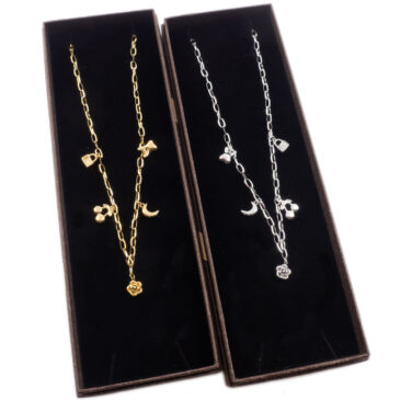 Collana a catena con charms assortiti oro e argento