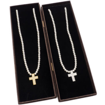 Collana con perle e ciondolo a croce