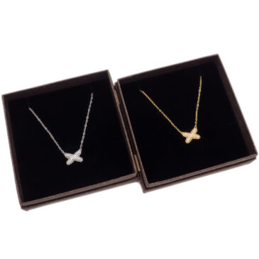Collana girocollo in acciaio con ciondolo sogg. Croce con strass