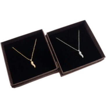 Collana girocollo in acciaio con ciondolo sogg. Corno con strass