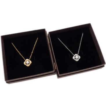 Collana con ciondolo fiore e perla centrale assortita oro/argento