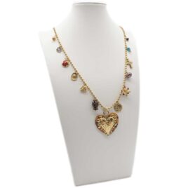 Collana lunga in acciaio con pendente e ciondoli assortiti