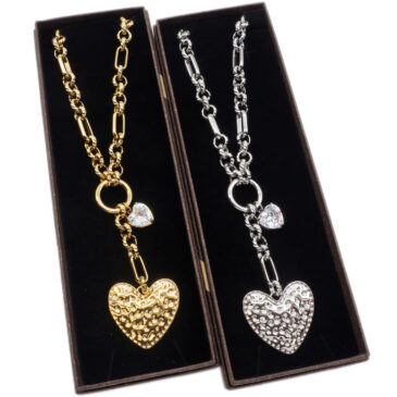 Collana a catena con cuore martellato e charm cristallo