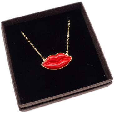 Collana con ciondolo labbra rosse