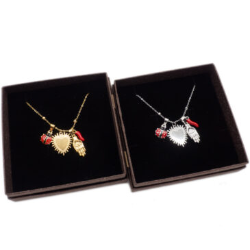 Collana con charm portafortuna cuore, coccinella e mano