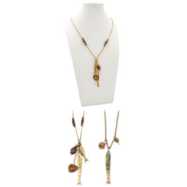 Collana lunga con pendenti e perline effetto pietra