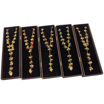 Collana media dorata con charms a stelline e dettagli colorati