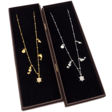 Collana media con ciondoli assortiti