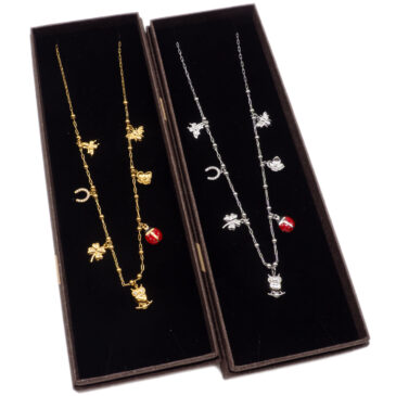 Collana media con ciondoli assortiti