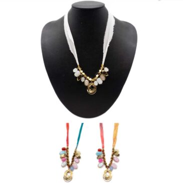 Collana girocollo catena in stoffa con ciondoli assortiti