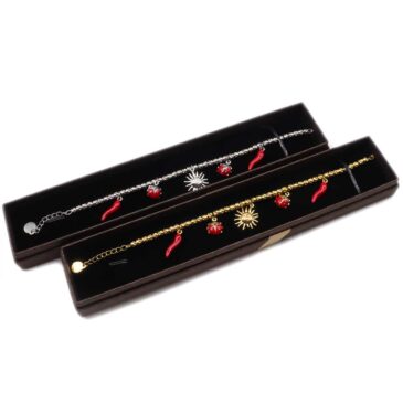 Bracciale morbido in acciaio con catena in corda e ciondoli assortiti