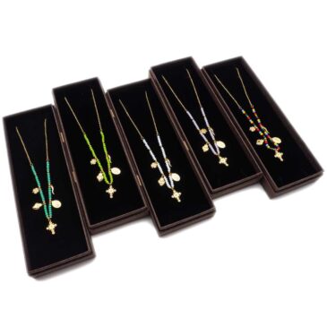 Collana in acciaio con catena in corda e ciondoli