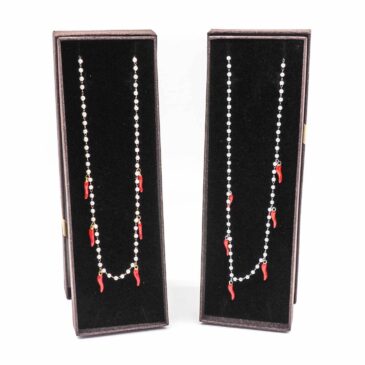 Collana girocollo acciaio e perline con 6 corni pendenti 10 Collana girocollo acciaio e perline con 6 corni pendenti Collana girocollo acciaio e perline con 6 corni pendenti