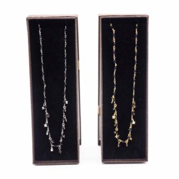 Collana media lunghezza sfrangiata oro/acciaio e perline nere 8 Collana media lunghezza sfrangiata oro/acciaio e perline nere Collana media lunghezza sfrangiata oro/acciaio e perline nere