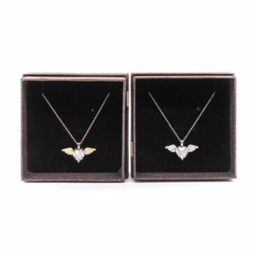 Collana girocollo acciaio con alette e cuore centrale 15 Collana girocollo acciaio con alette e cuore centrale Collana girocollo acciaio con alette e cuore centrale