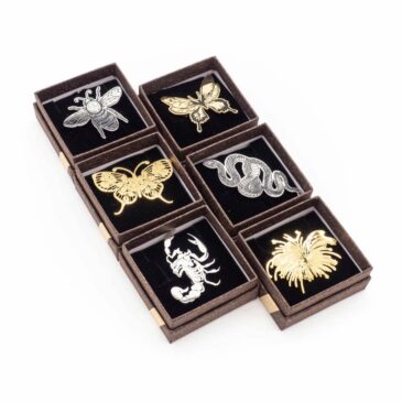 Spilla acciaio oro/acciaio modelli assortiti 1 Spilla acciaio oro/acciaio modelli assortiti Spilla acciaio oro/acciaio modelli assortiti