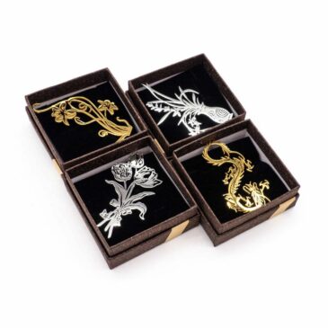 Spilla acciaio oro/acciaio modelli assortiti 2 Spilla acciaio oro/acciaio modelli assortiti Spilla acciaio oro/acciaio modelli assortiti