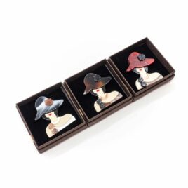 Spilla tradizionale in rhodoid modello donna con cappello