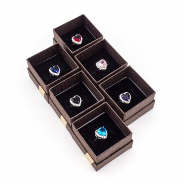 Anello acciaio con cuore contornato cristalli
