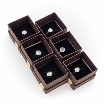 Anello acciaio regolabile con centrale modelli assortiti strassati 1 Anello acciaio regolabile con centrale modelli assortiti strassati Anello acciaio regolabile con centrale modelli assortiti strassati