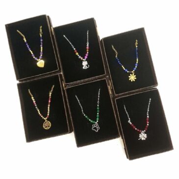 Collana girocollo catena con perline colori assortiti pendente soggetti assortiti