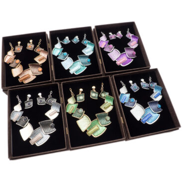 Set collana e orecchini geometrici assortiti