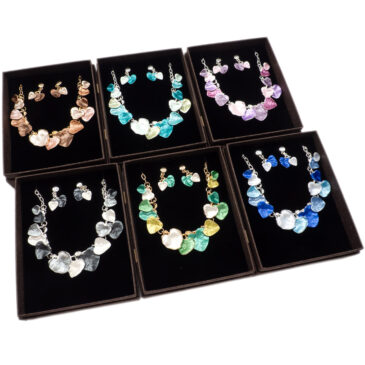 Parure collana e orecchini con cuori colorati assortiti
